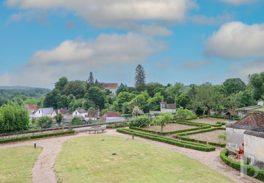 À Loches, au sud-est de Tours, une maison patricienne du 19e siècle posée sur les remparts de la ville - photo  n°3